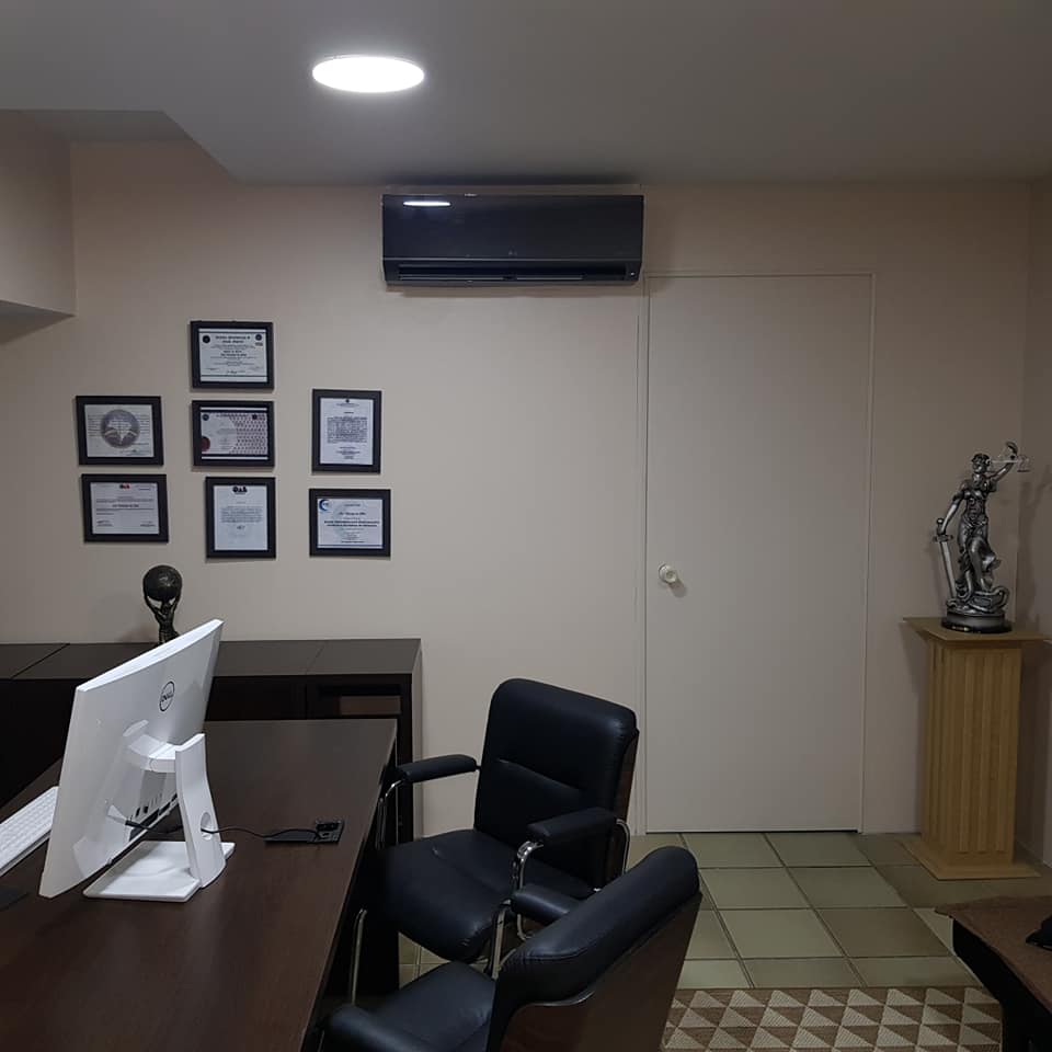 Estação de trabalho do escritório Henrique Silva Advocacia com diplomas e certificações
