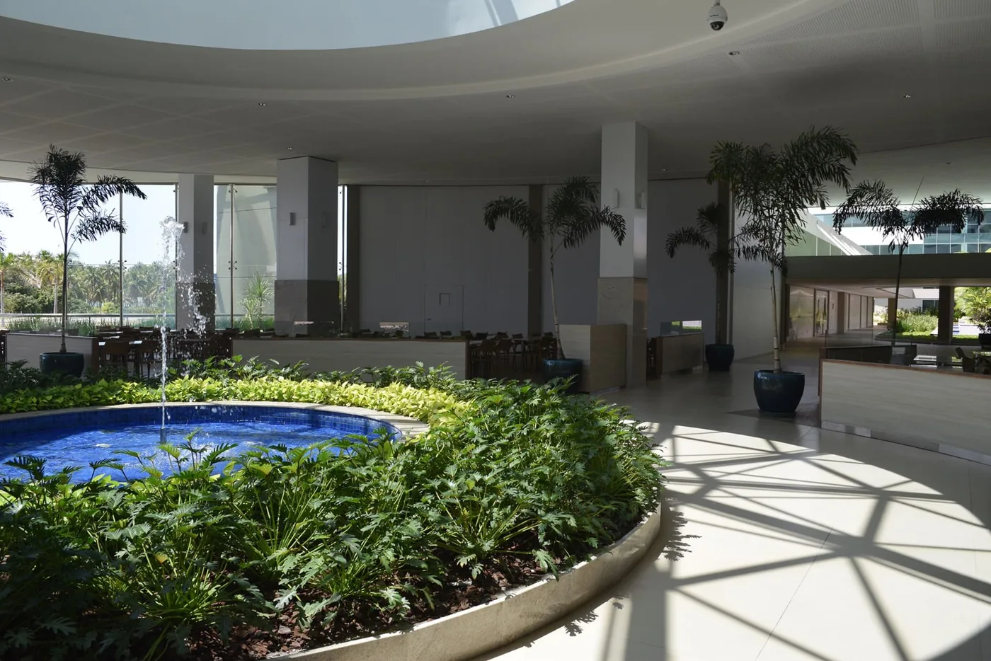 Lobby com jardim e fonte do Novo Mundo Empresarial